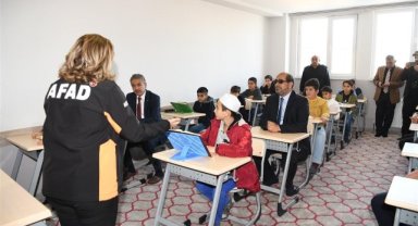 Deprem Anı, Çök-Kapan-Tutun ve Tahliye Tatbikatı” Gerçekleştirildi