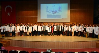 KMÜ’DE GENÇ DİŞ HEKİMLERİ BEYAZ ÖNLÜKLERİNİ GİYDİ