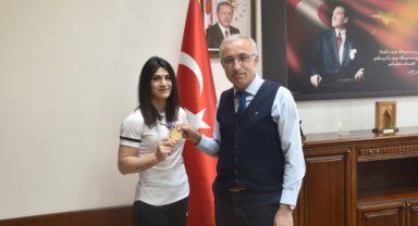 KMÜ'LÜ MİLLİ JUDOCU ZEYNEP ÇELİK'TEN REKTÖR KARAMAN'A ZİYARET