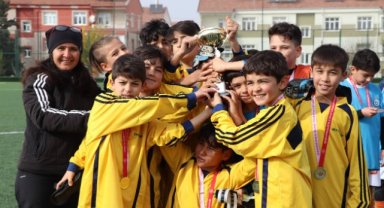 KÜÇÜKLER FUTBOLDA ŞAMPİYON ALPARSLAN ORTAOKULU OLDU