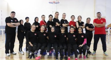 OTURARAK VOLEYBOL KADIN A MİLLİ TAKIMINDA MORALLER YERİNDE