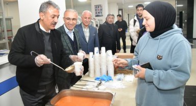 VALİMİZ VE REKTÖRÜMÜZ ÖĞRENCİLERE ÇORBA İKRAM ETTİ