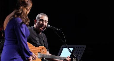 EDA VE METİN ÖZÜLKÜ ÇİFTİ ÜSKÜDAR’DA 90’LAR RÜZGÂRI ESTİRDİ