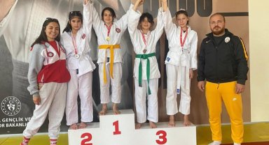 KÜÇÜK JUDOCULARIN PERFORMANSI BÜYÜKLERİNİ ARATMADI