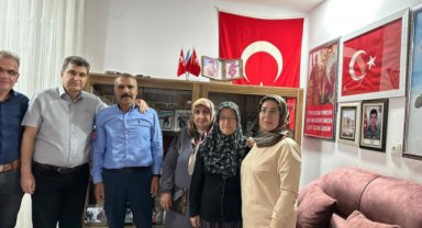 AK Parti Karaman Başkanı Nizmi Ünlü ve yardımcısı Celalettin Güngören Hakkâri’de şehit olan Karamanlı Piyade Sözleşmeli Er Oğuzhan Küçük’ün ailesini ziyaret etti. 