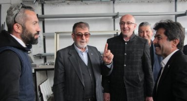 AK Parti Karaman Milletvekili adayı Osman Sağlam çalışmayan aracı ittirdi
