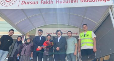 Dursun Fakih huzurevini ziyarette bulunarak çiçek taktim ettiLER