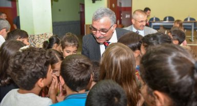 REKTÖR GAVGALI MEZUN OLDUĞU OKULDA ÖĞRENCİLERLE BULUŞTU
