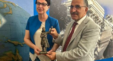 REKTÖR GAVGALI TİFLİS’TE ‘ULUSLARARASI BİLİMSEL VE AKADEMİK ARAŞTIRMALAR KONGRESİ’NE KATILDI