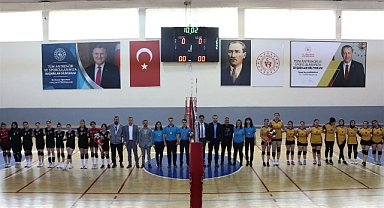 KARAMAN'DA OKUL SPORLARI SEZONU VOLEYBOL MAÇLARIYLA BAŞLADI