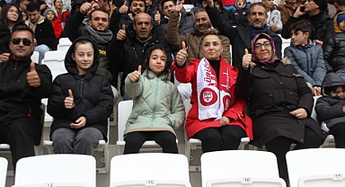 Yeniden Refah Partisi Belediye Başkan Adayı D.Elif Çeliktaş Karaman FK'nın Denizli karşılaşmasını atkısını takıp tribünden takip etti