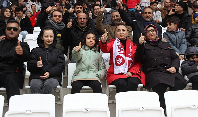 Yeniden Refah Partisi Belediye Başkan Adayı D.Elif Çeliktaş Karaman FK'nın Denizli karşılaşmasını atkısını takıp tribünden takip etti