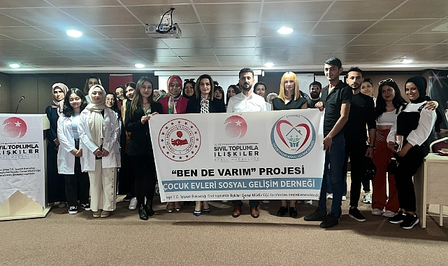 Hanımefendi Hatice Sarıibrahim, Çocuk Evleri Sosyal Gelişim Derneğinin düzenlediği panele katıldı. Katılımcılar ayrıca kamu çalışanları, halk ve öğrencilerden oluştu.