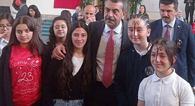 Yazdığı Şiir İle Türkiye Üçüncüsü Oldu