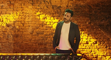 AZER BÜLBÜL'Ü ŞARKISIYLA ANDI