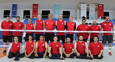 OTURARAK VOLEYBOL ERKEK A MİLLİ TAKIMI KARAMAN’DA ÇALIŞMALARA DEVAM EDİYOR