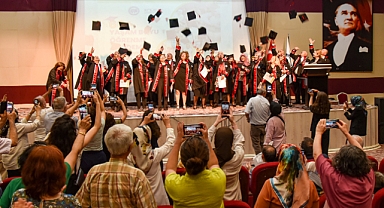 KMÜ’DE 60 YAŞ ÜSTÜ ÖĞRENCİLERİN MEZUNİYET COŞKUSU