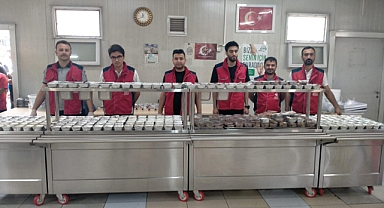 VAKIFLAR BÖLGE MÜDÜRLÜĞÜ MAHKÛMLARA TATLI İKRAMI YAPTI.