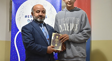 Liseli Gençlere Kur’an-ı Kerim ve Meali Hediye Edildi