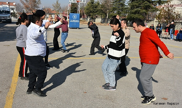 Engelleri Sevgiyle Aşan Öğrenciler Alkış Topladı