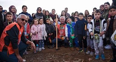 KMÜ’DE ÖĞRENCİLER VE MİNİKLER BİRLİKTE FİDAN DİKTİ