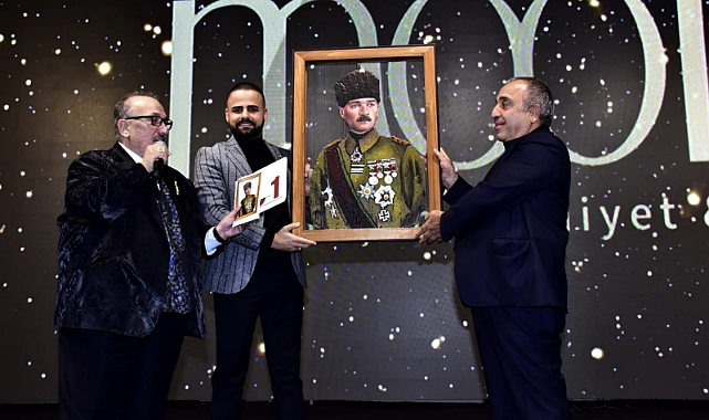 Ödül Gecesinde Atatürk Portresinin Satılmasına Ünlü İş Adamından Engel