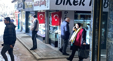 KARAMAN BELEDİYESİ’NDEN ESNAFLARA BAYRAK HEDİYESİ