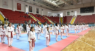 KARAMAN’DA SİYAH KUŞAK HEYECANI: YAKLAŞIK 600 SPORCU TERFİ İÇİN TER DÖKTÜ