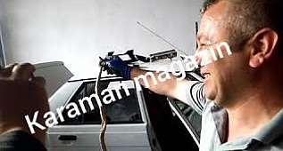 Torpidodan kafasını çıkaran yılan, korkuttu